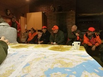 Hirvimiehet kuuntelevat päällikön ohjeita Härkipirtillä.